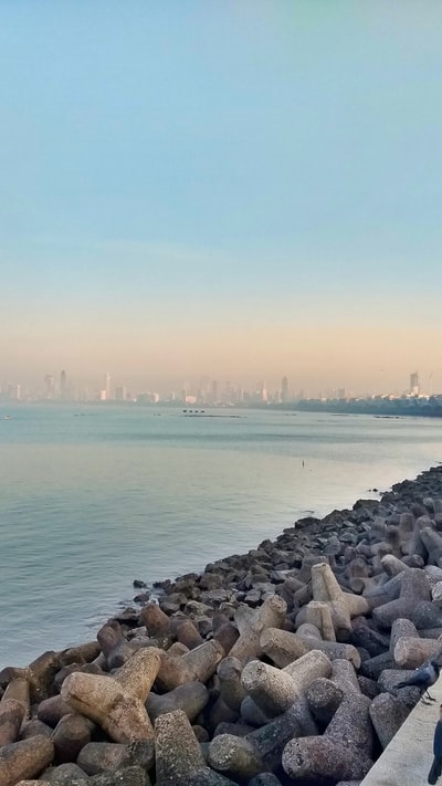 灰色岩层附近的水域
